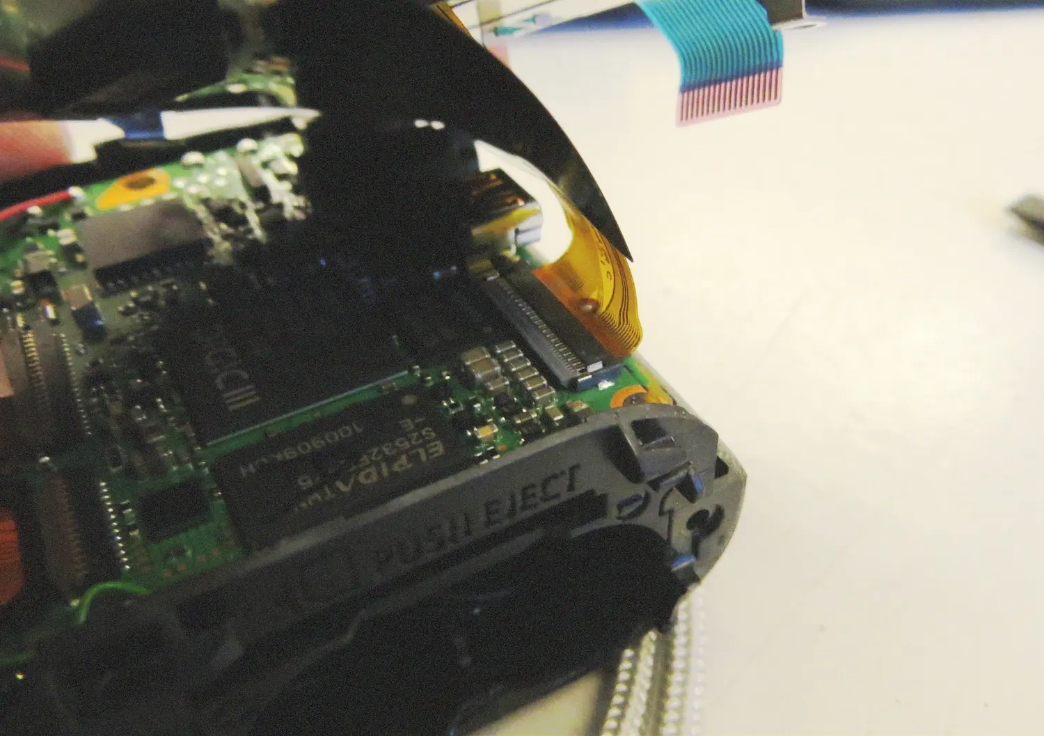 The PCB has used ribbon wires to make an angled connection. This makes disconnecting, and later putting it back, a difficult task